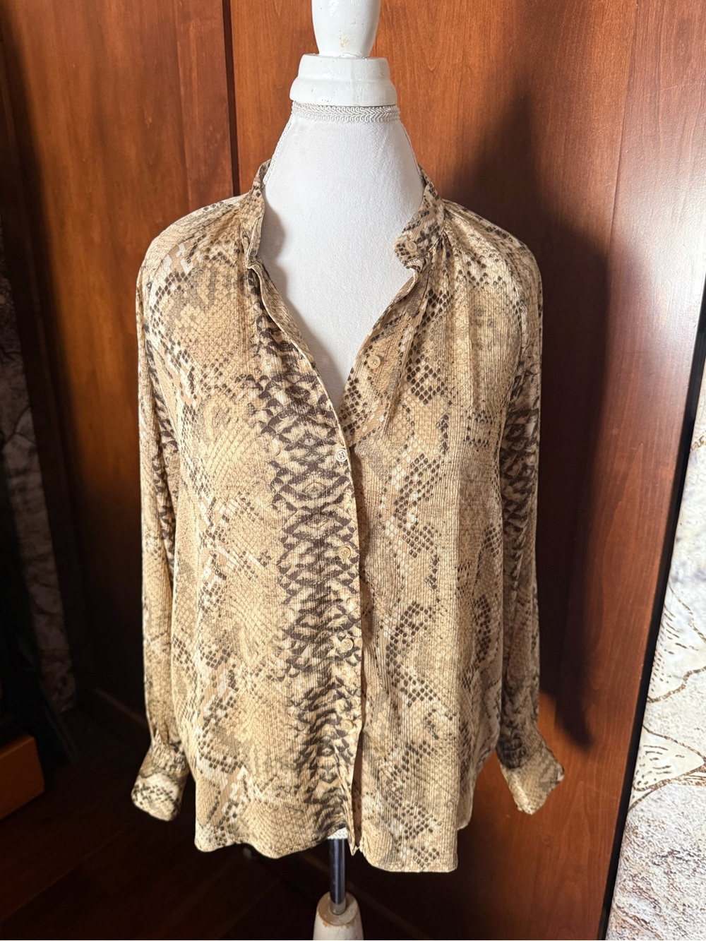 ⚜️ H&M SNAKESKIN PRINT BUTTON DOWN BLOUSE SIZE 10 ⚜️